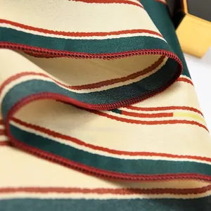 Eleganter gestreifter kleiner quadratischer Seidenschal mit rotem und grünem Muster-Stitching