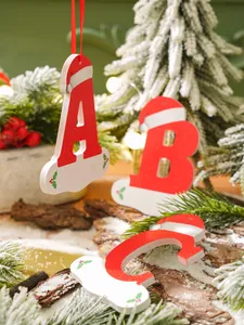 Vista dettagliata degli ornamenti natalizi in legno a forma di cappello di Babbo Natale.
