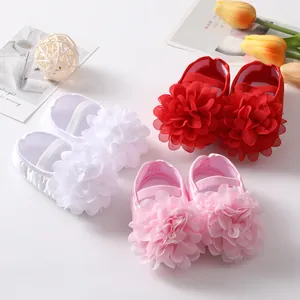 Vue détaillée de chaussures princesse bébé avec grands décors floraux en trois couleurs