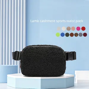 Vista dettagliata del marsupio in pile nero con texture morbida e opzioni di colore