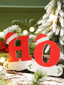 Primo piano festivo delle decorazioni natalizie con lettere HO rosse e bianche su legno