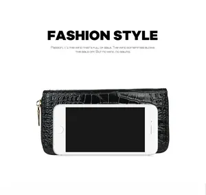Cartera larga negra con patrón de cocodrilo mostrada con un móvil para comparar