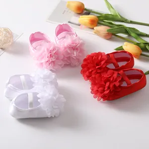 Détail de chaussures de princesse pour bébé avec de grandes fleurs en tissu multicolores