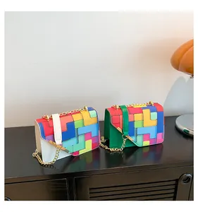 Vue détaillée de sacs à chaîne à patchwork géométrique coloré sur une surface en bois