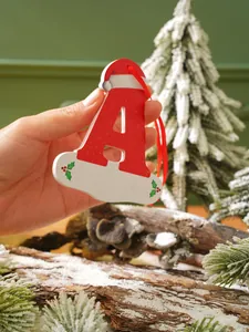 Dettaglio di un ornamento natalizio personalizzato lettera A con cappello di Babbo Natale.