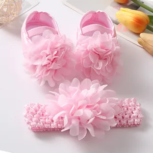 Adorable ensemble de chaussures de princesse roses pour bébé avec bandeau fleur assorti