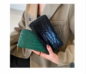 Elegantes carteras largas de mujer en cuero PU con patrón de cocodrilo en negro y verde.
