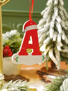 Decorazione natalizia personalizzata lettera A con cappello di Babbo Natale appesa
