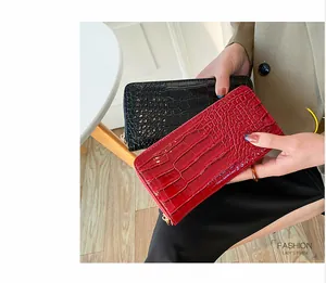 Primer plano de carteras de mano para mujer en cuero PU con relieve de cocodrilo