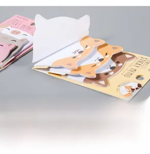 Nahaufnahme von niedlichen Shiba Inu und Tier geformten Haftnotizen mit Verpackung