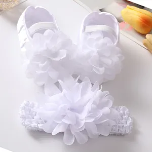 Vue détaillée des fleurs en tissu sur les chaussures de princesse bébé et bandeau