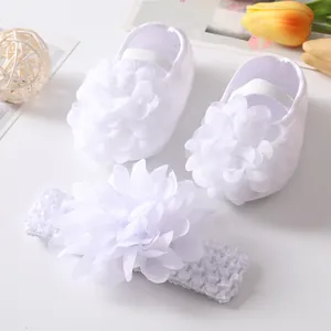 Chaussures bébé blanches à fleurs et ensemble bandeau assorti pour petites filles.
