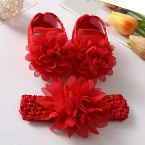 Chaussures rouges pour bébé avec fleurs et bandeau assorti pour style princesse