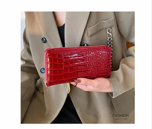Elegante cartera larga roja de mujer en cuero PU con relieve de cocodrilo, detalle