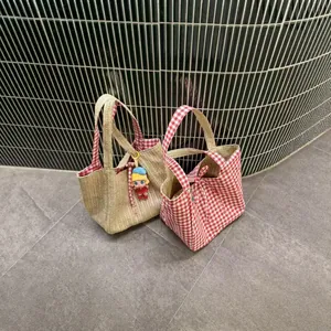 Grand sac cabas élégant en paille tressée et toile vichy rouge pour la mode d'été