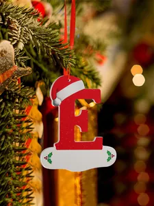 Dettaglio dell'addobbo natalizio lettera E rossa con cappello di Babbo Natale
