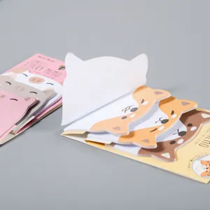 Nahaufnahme von süßen Cartoon-Haftnotizen in Tierform mit der klebenden Rückseite.