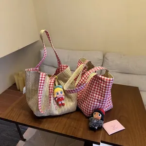 Grand sac fourre-tout à carreaux rouges et paille à la mode pour un style d'été décontracté.
