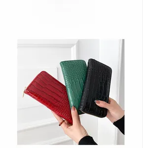 Carteras largas de mujer en cuero PU con patrón de cocodrilo en rojo, verde y negro.