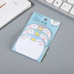 Detailansicht eines Sets niedlicher Pinguin-Haftnotizen in drei sanften Pastellfarben
