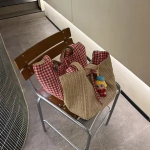 Grand sac cabas en toile tissée à carreaux, sac à main élégant et décontracté.