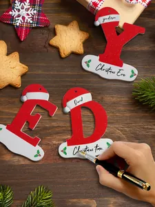 Vista dettagliata delle decorazioni natalizie con lettere personalizzate su tavolo rustico.