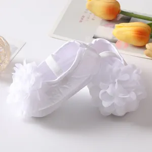Adorables chaussures de princesse blanches pour bébé avec fleurs en tissu