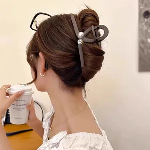Pince à cheveux mate marron élégante avec décoration perle et strass pour femmes