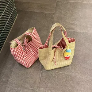 Grand sac cabas en paille tressée avec doublure à carreaux rouges pour le style d'été.