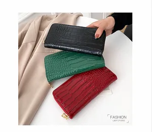 Carteras largas de mujer en cuero PU con patrón de cocodrilo y cremallera dorada.