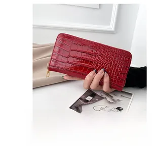 Elegante cartera larga para mujer en relieve de cocodrilo rojo con cremallera dorada