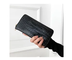 Vista detallada de una cartera larga para mujer en cuero sintético negro con diseño de cocodrilo