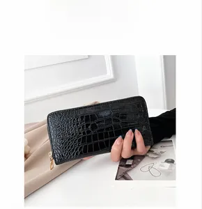 Elegante cartera larga para mujer en cuero PU negro con una textura de cocodrilo de moda