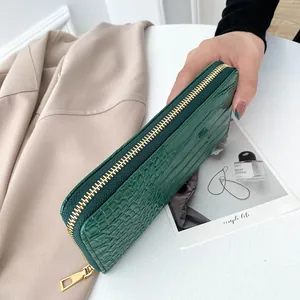 Elegante cartera larga de mujer en cuero PU verde con textura de cocodrilo y cremallera