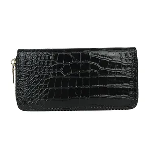 Cartera larga negra para mujer con textura de piel de cocodrilo y cremallera dorada