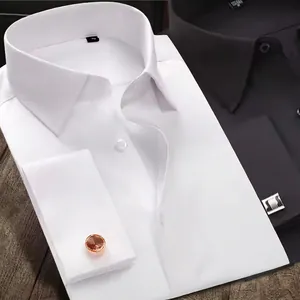 Detalle de camisas de vestir slim fit para hombre en blanco y negro con puños franceses.
