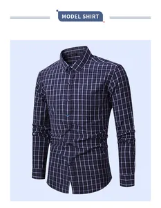 Vista dettagliata di una camicia da uomo a maniche lunghe a quadri blu navy