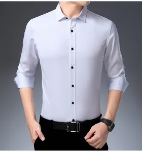 Détail d'une chemise de bureau blanche ajustée pour hommes avec boutons noirs
