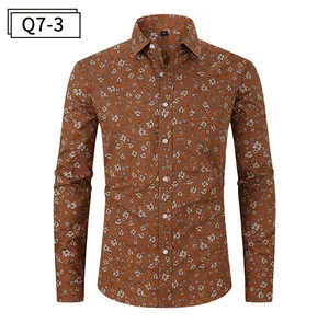 Vue détaillée d'une chemise marron pour homme à manches longues et motif floral blanc