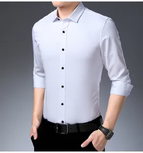 Vue détaillée d'une chemise habillée blanche à manches longues pour hommes stretch
