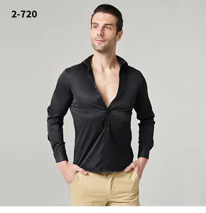 Detailansicht eines klassischen, knitterfreien schwarzen Langarmhemds für Herren