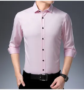 Vue détaillée d'une chemise business rose clair ajustée avec extensibilité 4 directions