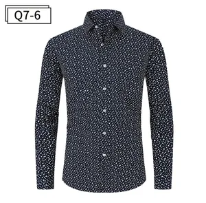 Vue détaillée d'une chemise homme bleu marine à manches longues avec micro-imprimé blanc