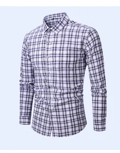 Dettaglio di una camicia casual da uomo a maniche lunghe con classico motivo a quadri blu.