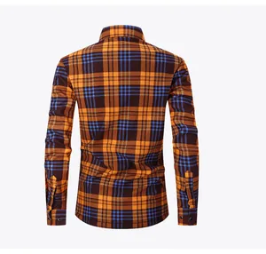 Vista posteriore dettagliata della camicia termica a quadri da uomo in arancione e blu