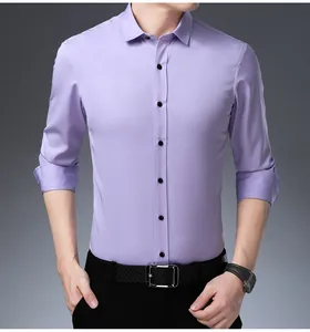 Gros plan d'une chemise homme lavande ajustée à manches longues en tissu extensible