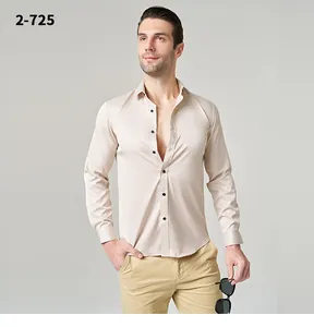 Model trägt ein elegantes, knitterfreies Herren-Business-Langarmhemd in Champagnerfarbe
