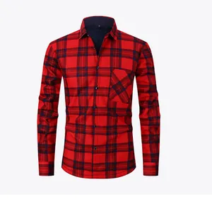 Dettaglio di una camicia di flanella a quadri rossi e neri con calda fodera in pile invernale.