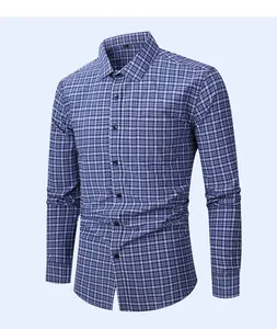 Vista dettagliata frontale di una camicia casual a maniche lunghe a quadri blu da uomo