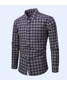 Dettaglio camicia casual a maniche lunghe a quadretti blu navy e beige con tasca